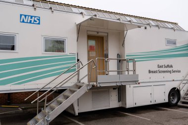 Woodbridge Suffolk Birleşik Krallık 19 Şubat 2022: Bir kamu otoparkında park halindeki mammogram minibüsünde göğüs kanseri taraması