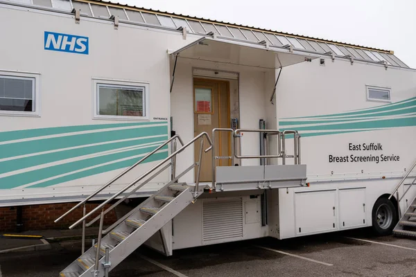 Woodbridge Suffolk Birleşik Krallık 19 Şubat 2022: Bir kamu otoparkında park halindeki mammogram minibüsünde göğüs kanseri taraması