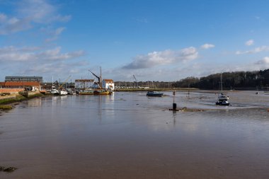 Woodbridge Suffolk UK 22 Şubat 2022: Deben Nehri 'nin kıyısından Woodbridge' deki Tide Mill 'e bakıyor. Çalışan bir değirmenin nadir bir örneği