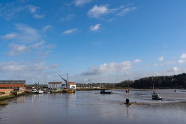 Woodbridge Suffolk UK 22 Şubat 2022: Deben Nehri 'nin kıyısından Woodbridge' deki Tide Mill 'e bakıyor. Çalışan bir değirmenin nadir bir örneği