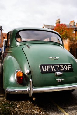 Woodbridge Suffolk UK 04 Nisan 2022: Klasik bir Morris Minor 1000 1948-1972 yılları arasında yapılmış klasik bir İngiliz arabası. Bu 1967 model.