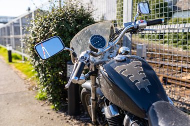 Woodbridge Suffolk İngiltere 18 Mart 2022: 2011 model bir HONDA VT 750 SA motosikleti açık mavi gökyüzüne karşı açık bir bahar güneşinde bir yolda oturuyor