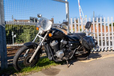 Woodbridge Suffolk İngiltere 18 Mart 2022: 2011 model bir HONDA VT 750 SA motosikleti açık mavi gökyüzüne karşı açık bir bahar güneşinde bir yolda oturuyor