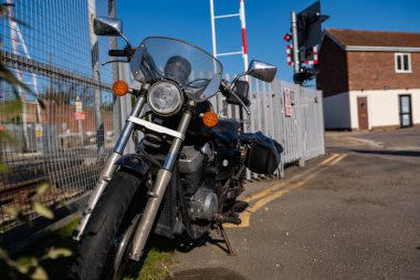 Woodbridge Suffolk İngiltere 18 Mart 2022: 2011 model bir HONDA VT 750 SA motosikleti açık mavi gökyüzüne karşı açık bir bahar güneşinde bir yolda oturuyor