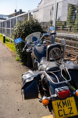 Woodbridge Suffolk İngiltere 18 Mart 2022: 2011 model bir HONDA VT 750 SA motosikleti açık mavi gökyüzüne karşı açık bir bahar güneşinde bir yolda oturuyor