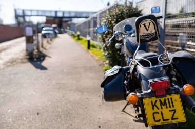 Woodbridge Suffolk İngiltere 18 Mart 2022: 2011 model bir HONDA VT 750 SA motosikleti açık mavi gökyüzüne karşı açık bir bahar güneşinde bir yolda oturuyor