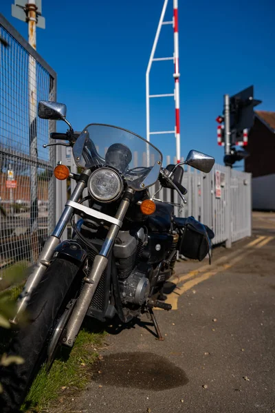 Woodbridge Suffolk İngiltere 18 Mart 2022: 2011 model bir HONDA VT 750 SA motosikleti açık mavi gökyüzüne karşı açık bir bahar güneşinde bir yolda oturuyor