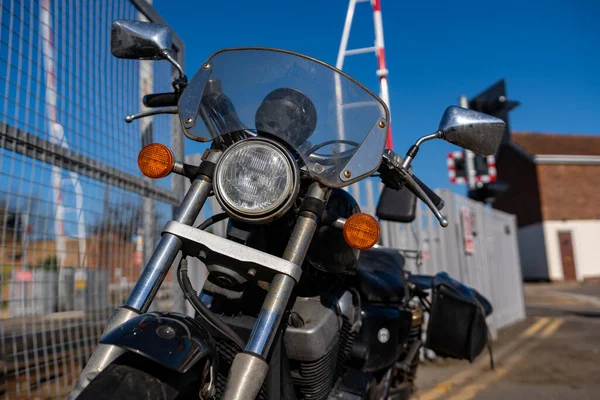 Woodbridge Suffolk İngiltere 18 Mart 2022: 2011 model bir HONDA VT 750 SA motosikleti açık mavi gökyüzüne karşı açık bir bahar güneşinde bir yolda oturuyor