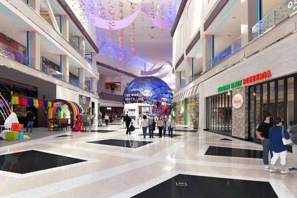 Nevada ABD 5 Eylül 2021 Resorts World Hotel 'in 3.000 S Las Vegas Bulvarı' ndaki ilk katının iç manzarası.