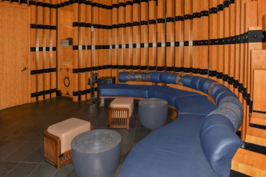 Nevada ABD, 4 Eylül 2021 Doğu tarzı ahşap kirişlerle çevrili kavisli bir kanepe Mandalay Körfezi Resort Las Vegas 'taki Kumi Japon Restoranı' nın odalarından birini dekore ediyor.