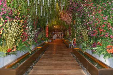 Nevada ABD 6 Eylül 2021 Burası ARIA Las Vegas 'ta bulunan zarif Catch restoranının girişi yapay çiçek ve bitkilerle süslenmiş bir tünel oluşturuyor.