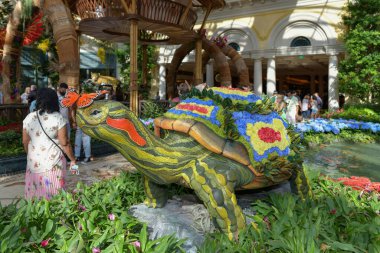 Nevada ABD 4 Eylül 2021 Çiçeklerle süslenmiş dev uzun boyunlu kaplumbağa Las Vegas 'taki Bellagio Konservatuvarı' nın bir parçası.