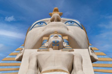 Nevada ABD 4 Eylül 2021 3900 S Las Vegas Bulvarı 'nda bulunan Luxor Hotel' in girişindeki Büyük Giza Sfenksinin muazzam kopyası.