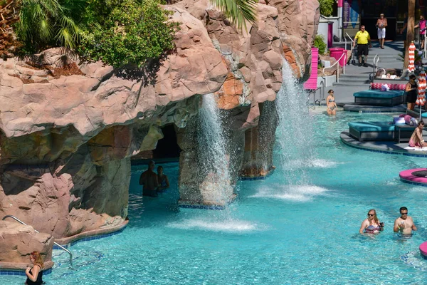 ネバダUsa 18ビーチクラブはストリップで最も訪問されたプールの1つで ウォータースライドに簡単にアクセスでき Hotel Flamingo Las Vegasにあります — ストック写真