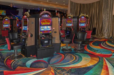 Nevada ABD 5 Eylül 2021 Eski kumar makineleri hala MGM Grand Las Vegas Oteli kumarhanesinde kullanılmaktadır