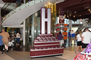 Nevada ABD 4 Eylül 2021 raftaki büyük H harfi New York, Las Vegas otelinde bulunan HERSHEY 'nin ChOCOLATE World mağazasının sembolüdür.