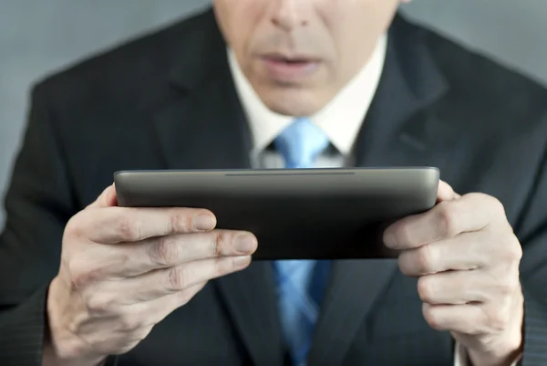 Uomo d'affari preoccupato per Tablet — Foto Stock