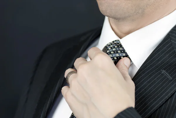 Вид сбоку на бизнесмена, поправляющего галстук — стоковое фото