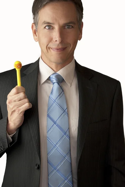 Speelse zakenman houdt eend pen — Stockfoto