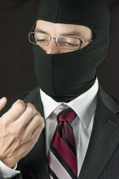 Zakenman dragen balaclava controles nagels — Stockfoto