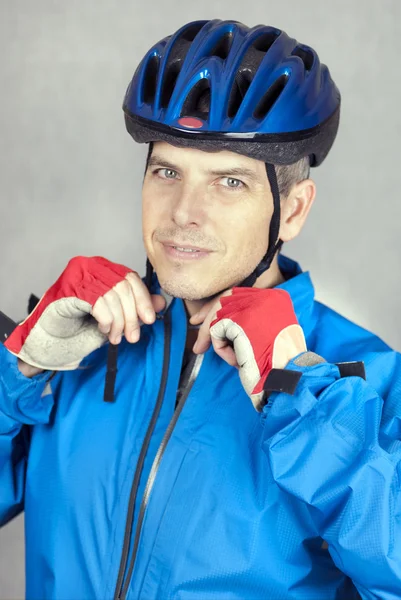 Ciclista coloca em seu capacete 2 — Fotografia de Stock