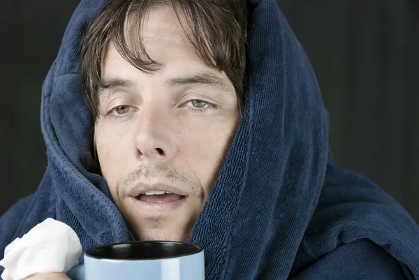 Homem doente segurando caneca — Fotografia de Stock