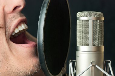 kondansatör mikrofon adam söylüyor kapatın