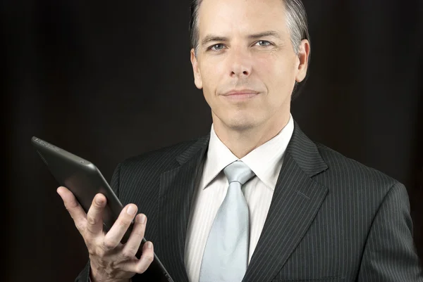 Selbstbewusster Geschäftsmann hält Tablet in der Hand — Stockfoto