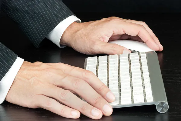 Zakenman werkt op computer — Stockfoto