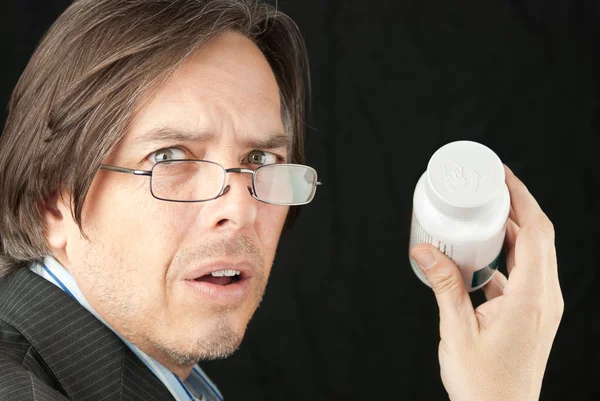 Випадковий бізнесмен одягнений читання окуляри розроблений намагаючись — стокове фото