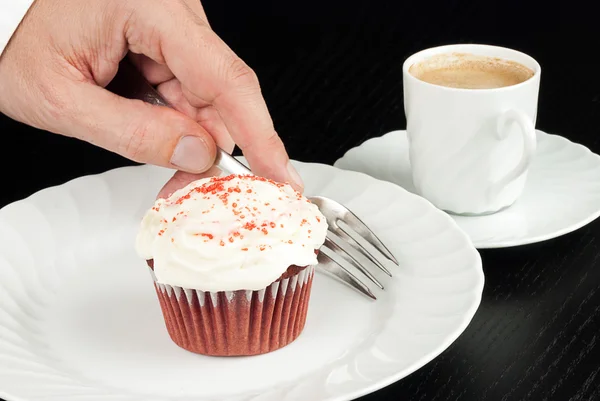 Recoger tenedor para comer magdalena de terciopelo rojo con Espresso — Foto de Stock