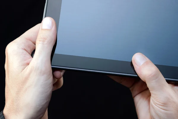 Hand holding onverlichte tablet, sluiten — Stockfoto