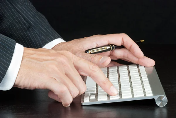 Empresários empurra entrar no teclado do computador — Fotografia de Stock