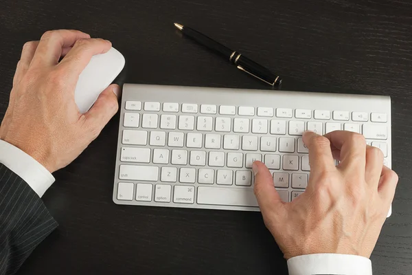 Zakenman werkt op computer, bovengenoemde & nauwe — Stockfoto