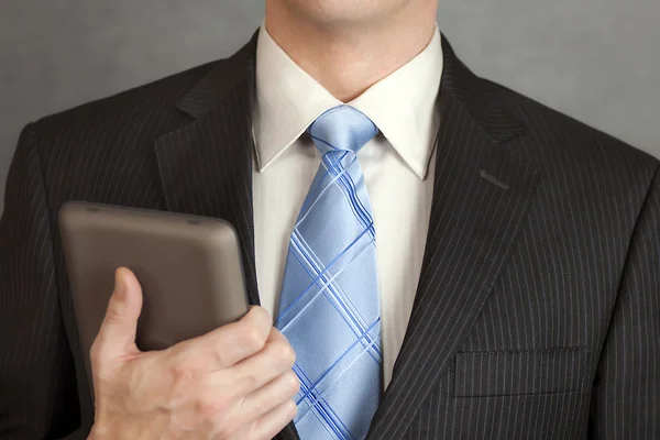 Empresário segurando tablet — Fotografia de Stock