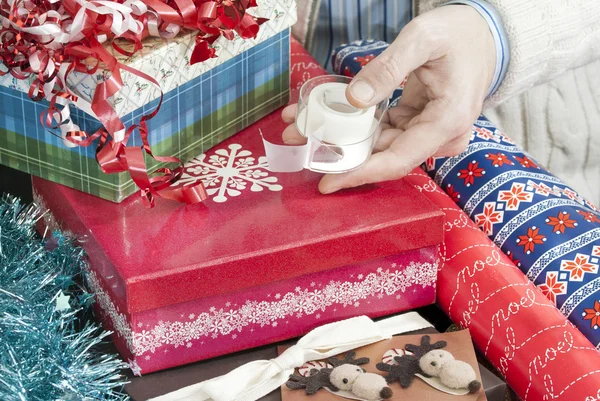 Man met tape voor geschenkverpakking — Stockfoto