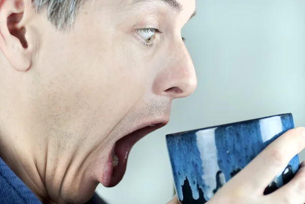 Homem olhando na caneca na surpresa — Fotografia de Stock