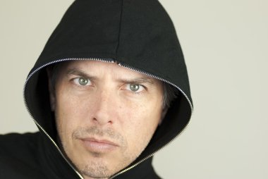 yoğun adam kameraya benziyor