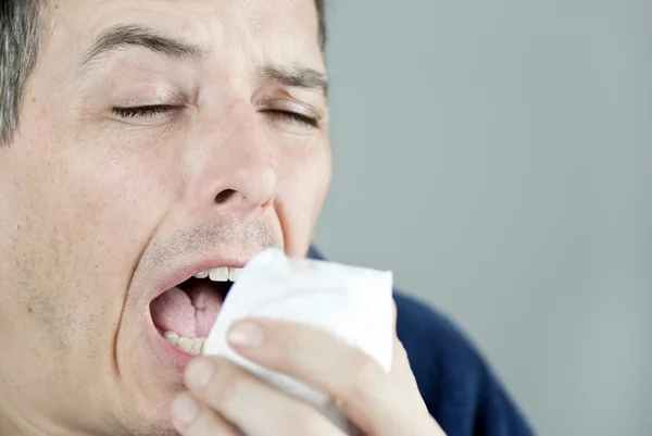 HOMBRE SNEEZING — Foto de Stock