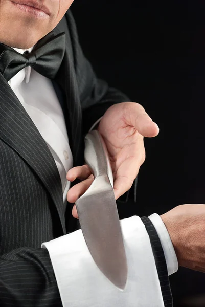 Camarero de comedor fino presentando cuchillo — Foto de Stock