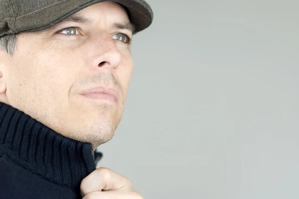 Confident Man In Newsboy Hat Looks Off Into The Distance — Stock Photo, Image
