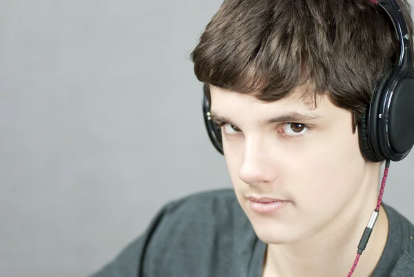 Headphone Wearing Teen Looks To Camera — Stok Foto