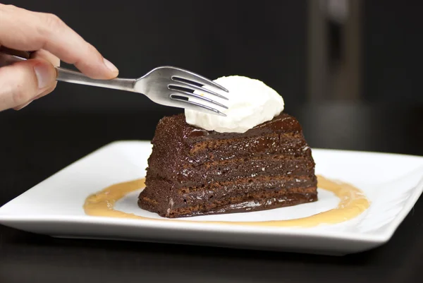 A punto de rebanar chocolate marquesa — Foto de Stock