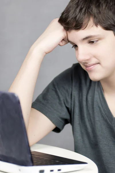 Έφηβος που λειτουργεί στον υπολογιστή — Φωτογραφία Αρχείου