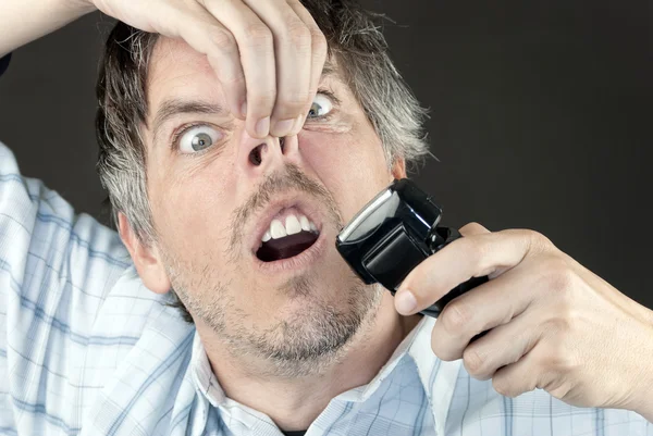 Homem aparas nariz cabelo — Fotografia de Stock