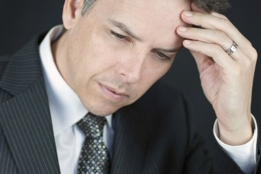 işadamı kafa elinde tutan