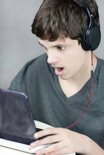 Headphone Wearing Teen Looks At Computer In SHock — Stock Photo, Image