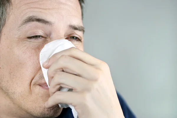 Man bedrijf weefsel op neus — Stockfoto