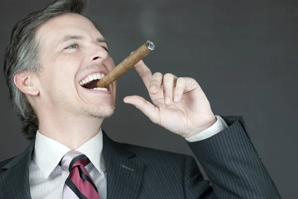 Uomo d'affari festeggia con sigaro, vista laterale — Foto Stock