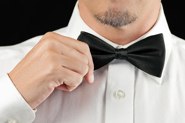 Mannen i tux rätar bowtie, dels — Stockfoto